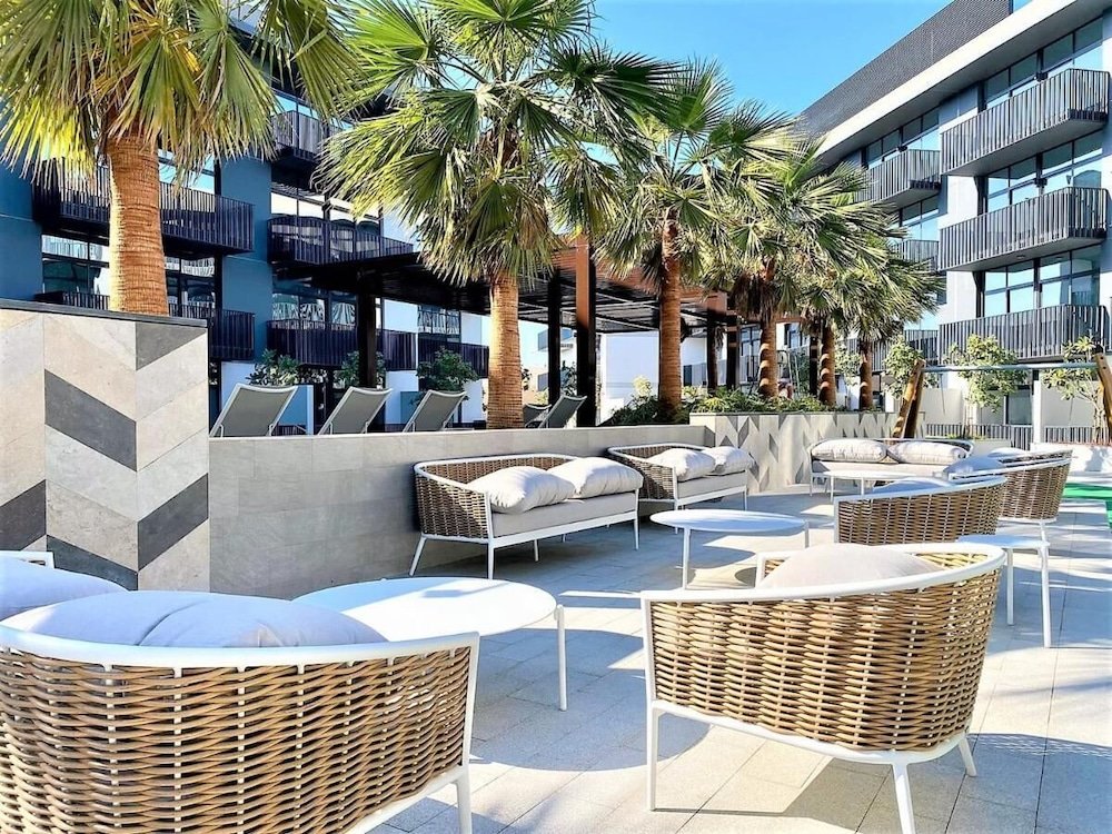 Дубай: Whitesage - Chic Home in the Heart of JVC with Designer Pool