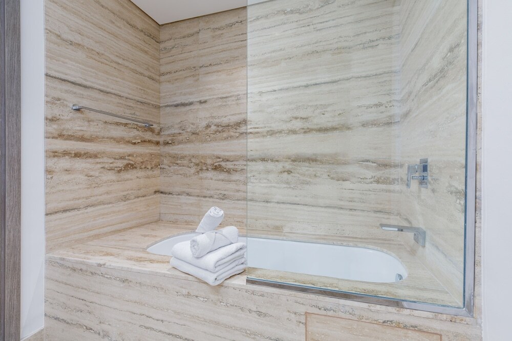 Дубай: Maison Privee - Classy Urban Retreat w/ Amazing Dubai Canal Views