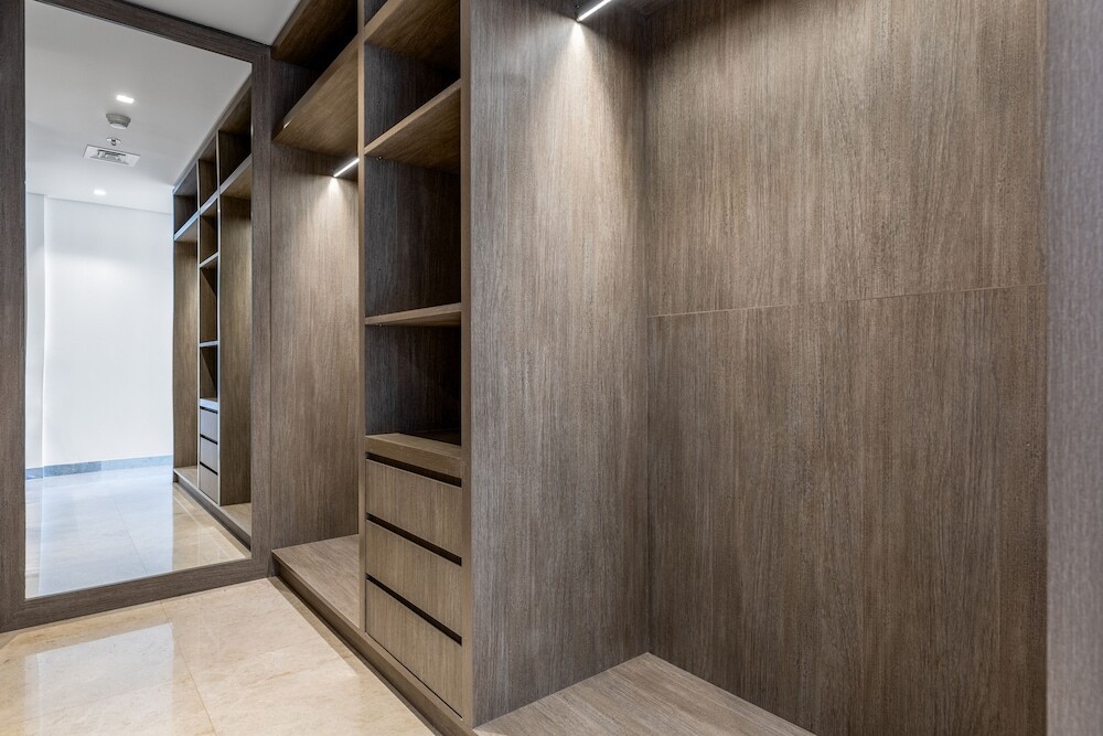 Дубай: Maison Privee - Classy Urban Retreat w/ Amazing Dubai Canal Views