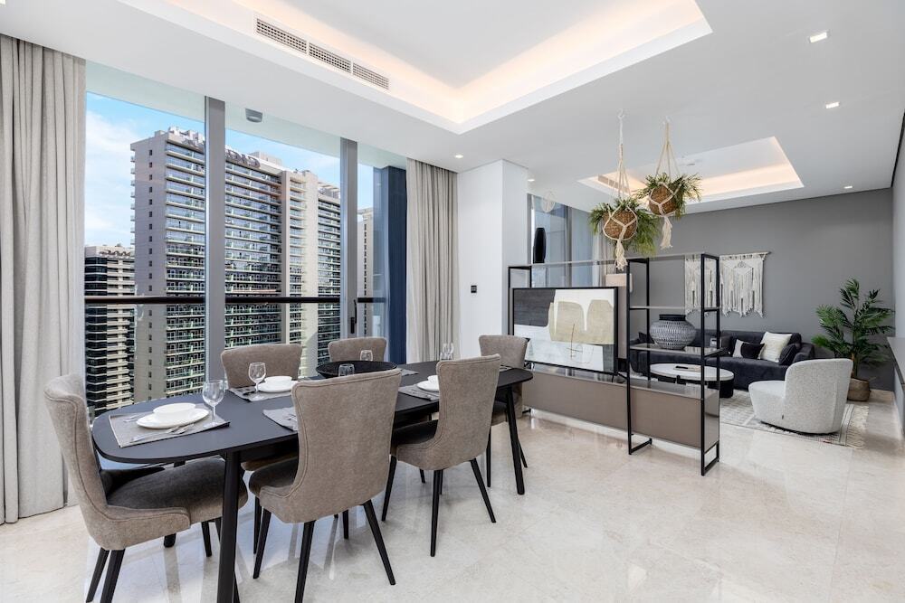 Дубай: Maison Privee - Classy Urban Retreat w/ Amazing Dubai Canal Views