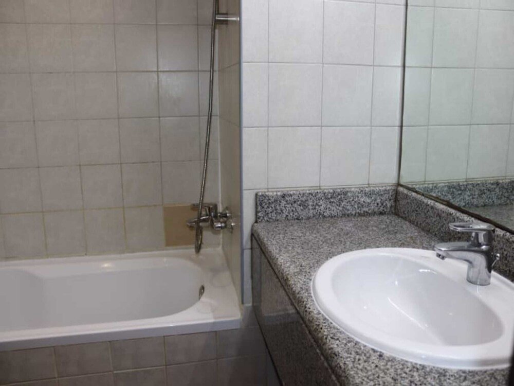 Дубай: Stunning Studio Apartment With Balcony And Pool