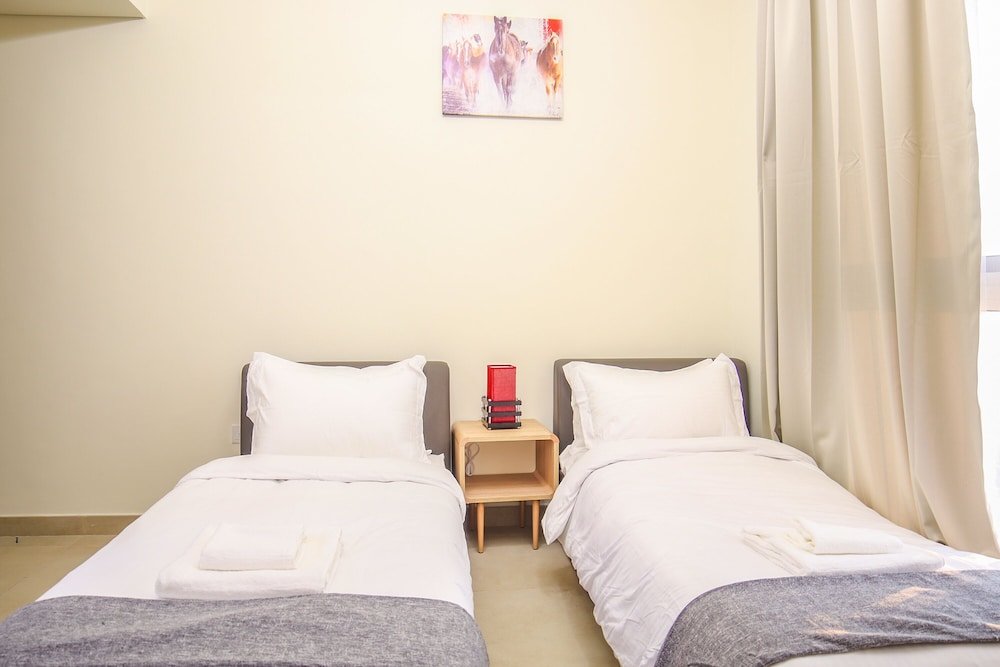 Дубай: 2 Bedroom Apartment- Azizi Plaza