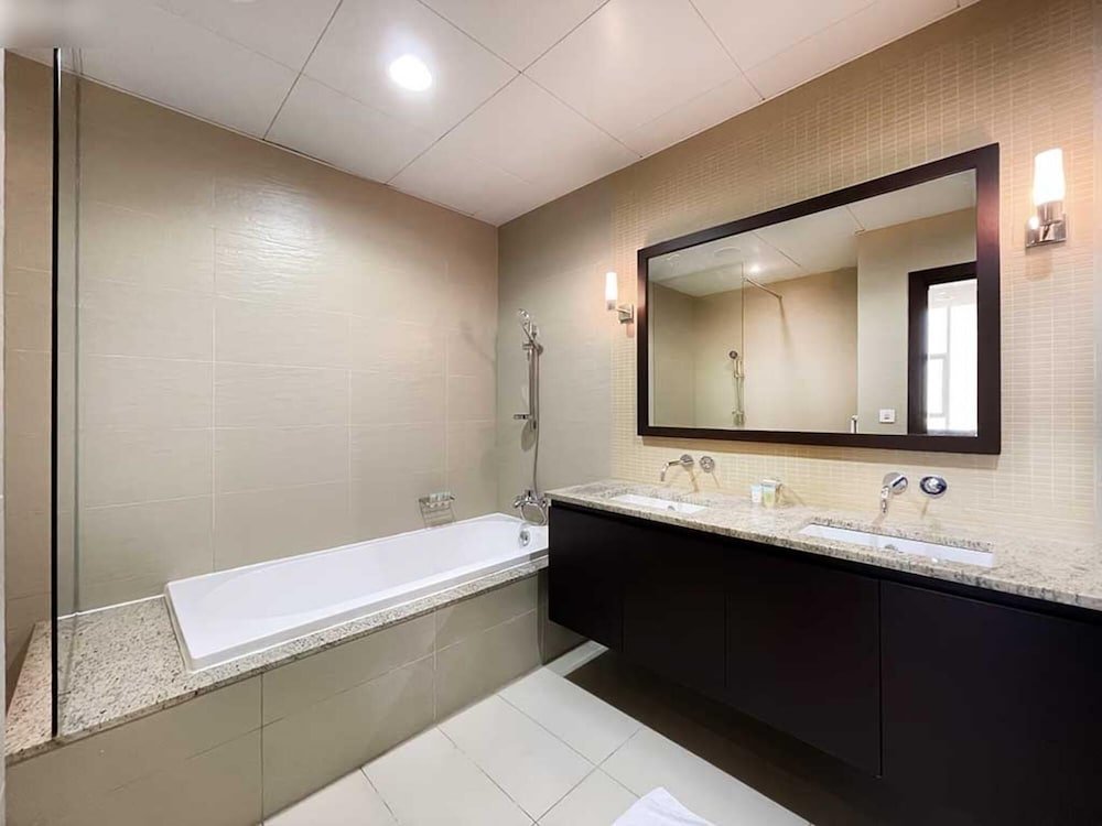 Дубай: Lux 1 BR Pvt Beach Palm by Bnbme Homes