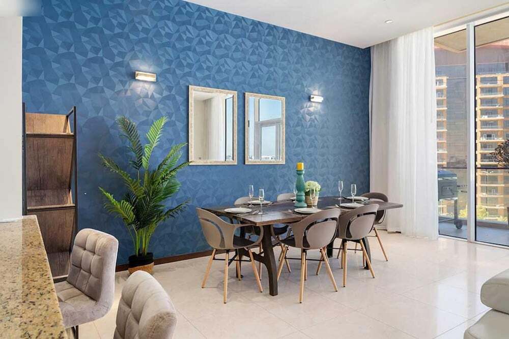 Дубай: Lux 1 BR Pvt Beach Palm by Bnbme Homes