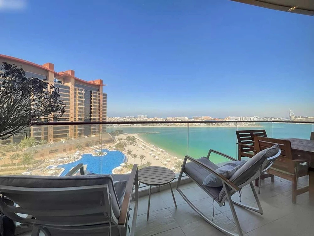 Дубай: Lux 1 BR Pvt Beach Palm by Bnbme Homes