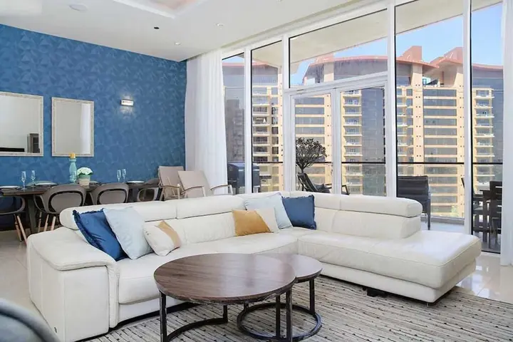 Дубай: Lux 1 BR Pvt Beach Palm by Bnbme Homes