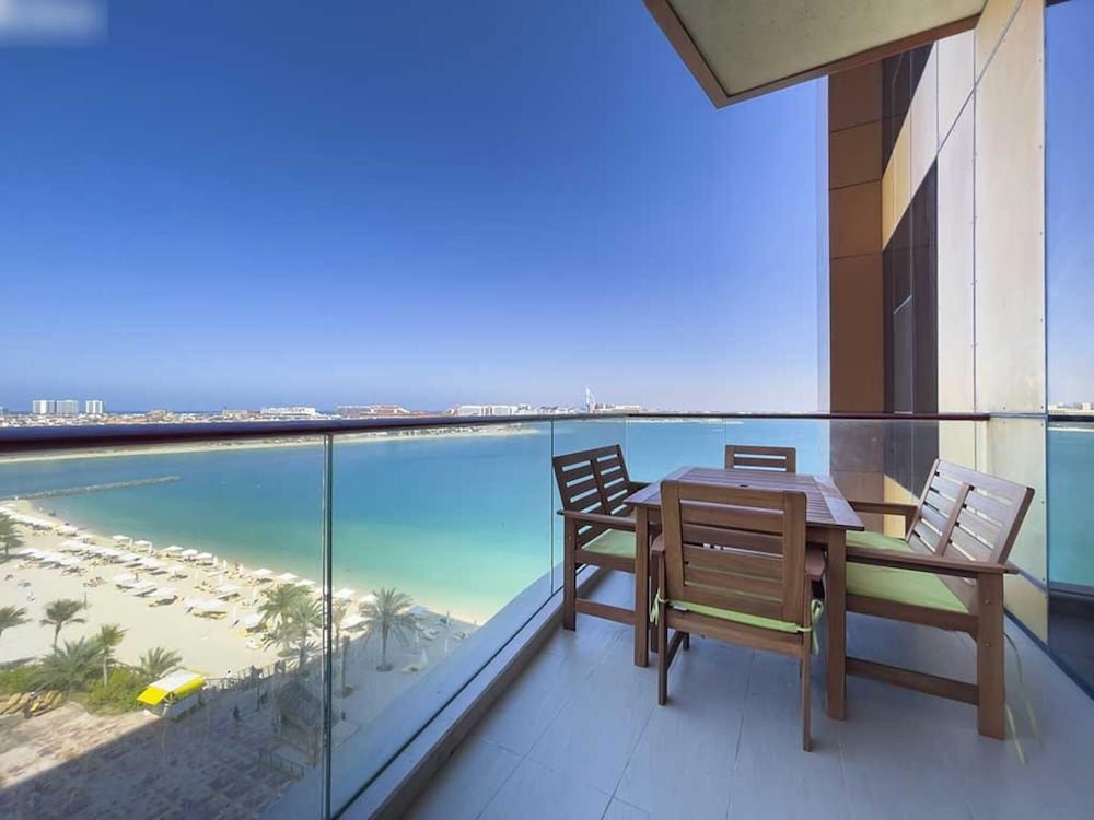 Дубай: Lux 1 BR Pvt Beach Palm by Bnbme Homes