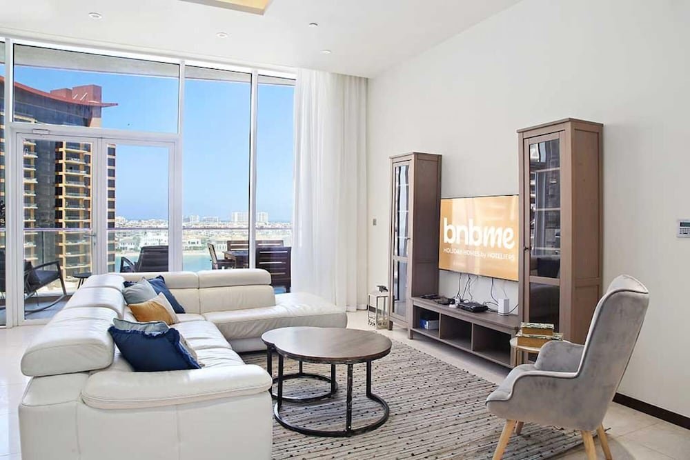Дубай: Lux 1 BR Pvt Beach Palm by Bnbme Homes