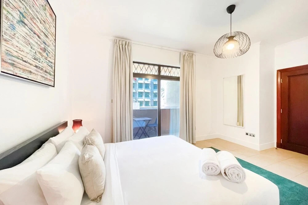 Дубай: Modern 3BR APT w Maid s Room