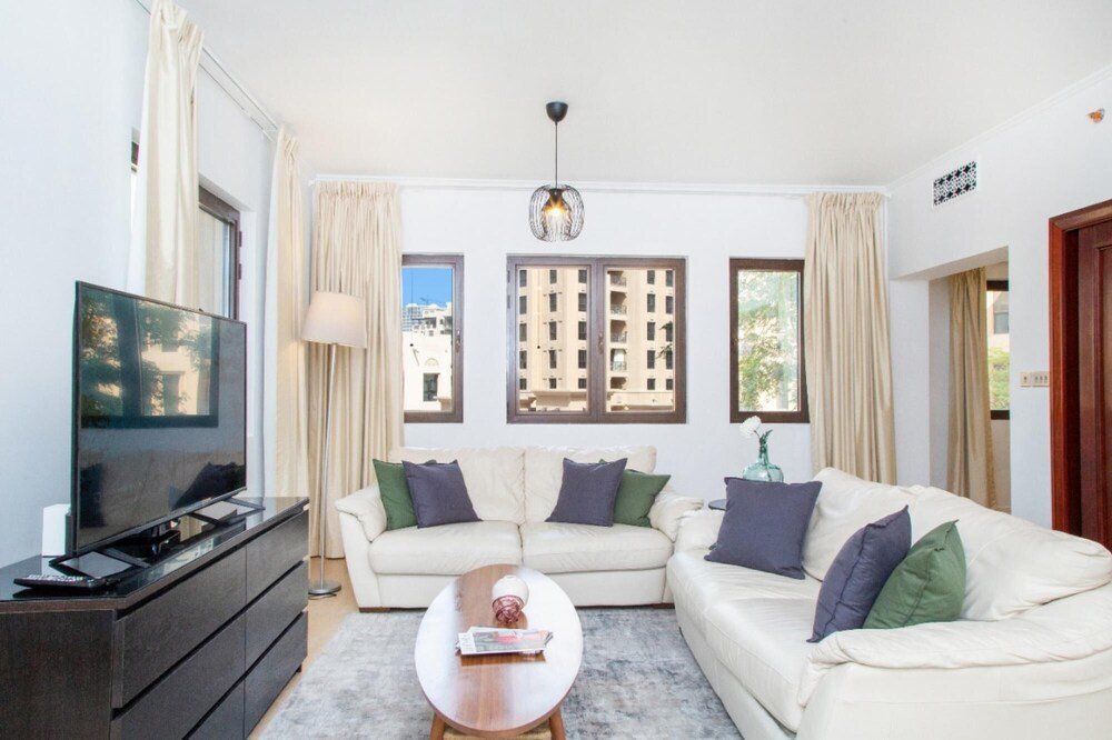 Дубай: Modern 3BR APT w Maid s Room