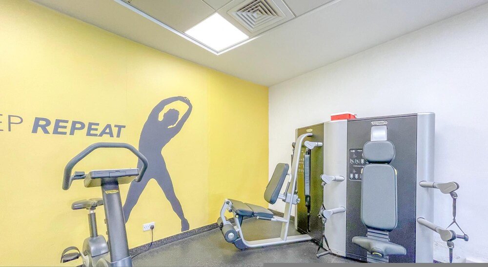 Дубай: 1 BR w Pool Motor-sport Themed apt