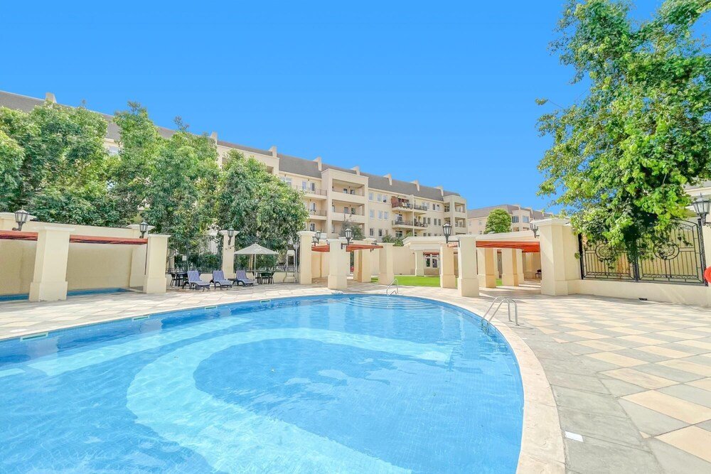 Дубай: 1 BR w Pool Motor-sport Themed apt