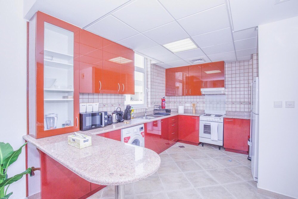 Дубай: 1 BR w Pool Motor-sport Themed apt