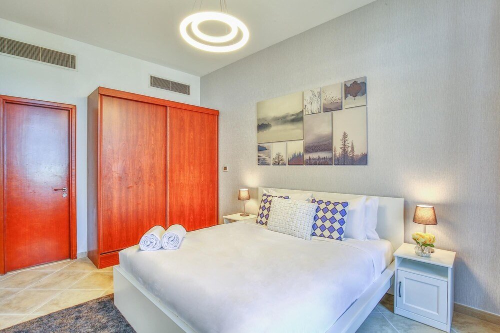 Дубай: 1 BR w Pool Motor-sport Themed apt