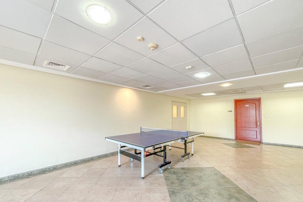 Дубай: 1 BR w Pool Motor-sport Themed apt