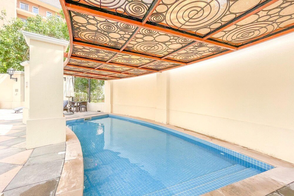 Дубай: 1 BR w Pool Motor-sport Themed apt