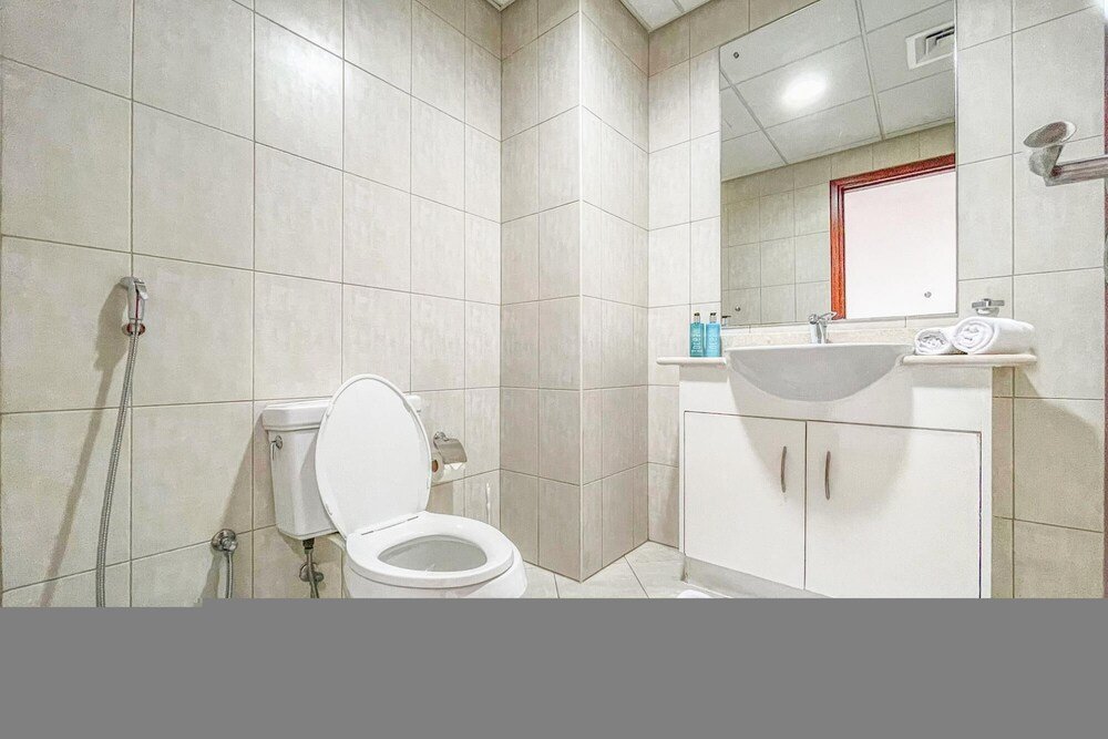 Дубай: 1 BR w Pool Motor-sport Themed apt