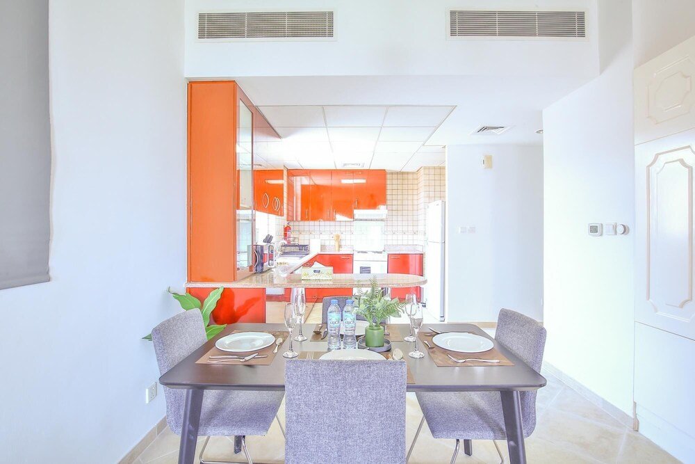 Дубай: 1 BR w Pool Motor-sport Themed apt