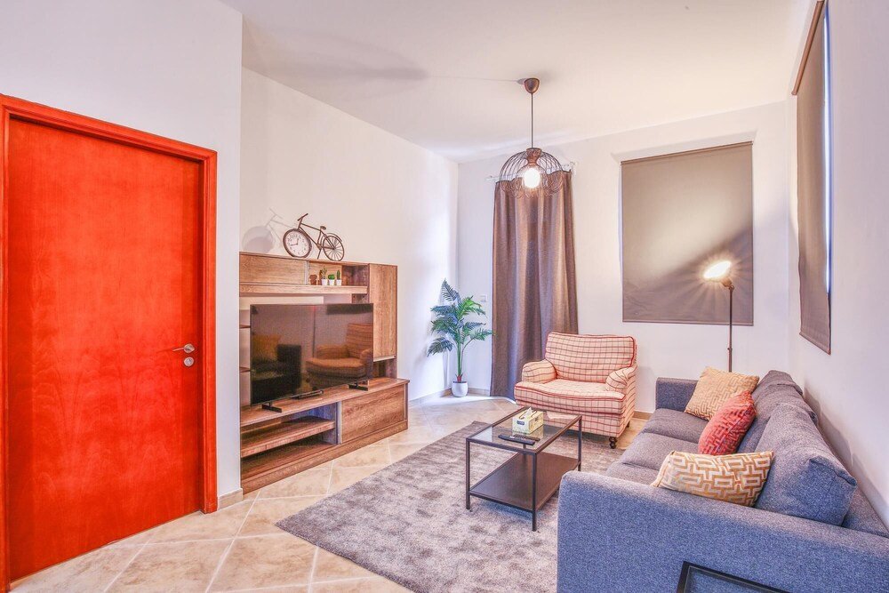 Дубай: 1 BR w Pool Motor-sport Themed apt