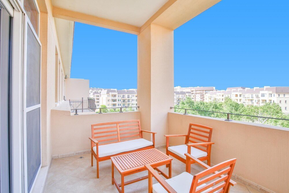 Дубай: 1 BR w Pool Motor-sport Themed apt