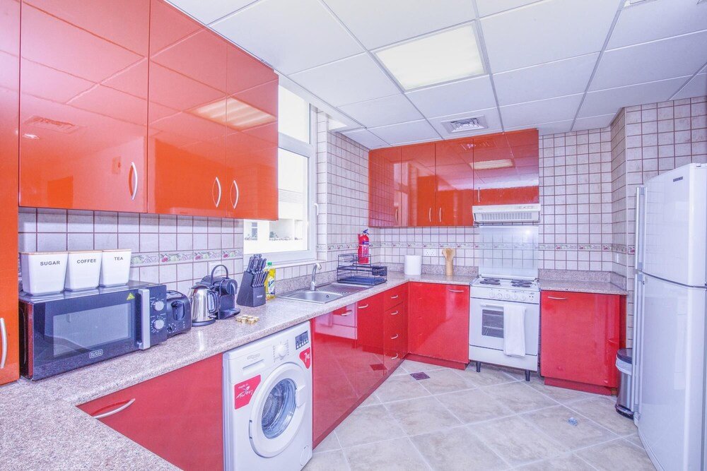Дубай: 1 BR w Pool Motor-sport Themed apt
