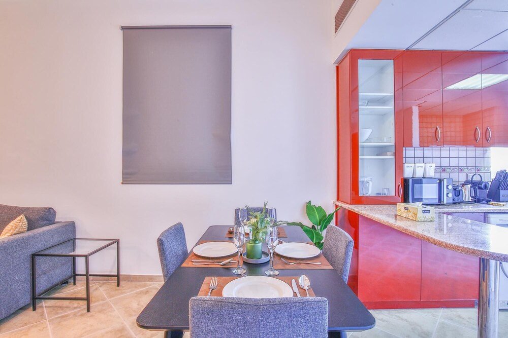 Дубай: 1 BR w Pool Motor-sport Themed apt