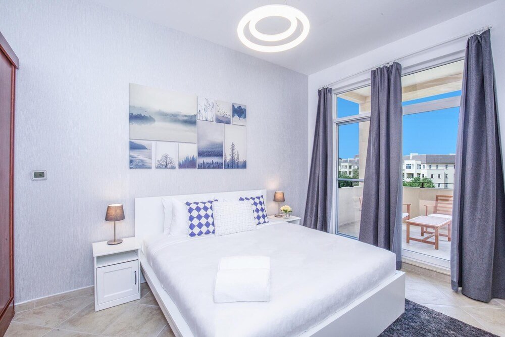 Дубай: 1 BR w Pool Motor-sport Themed apt