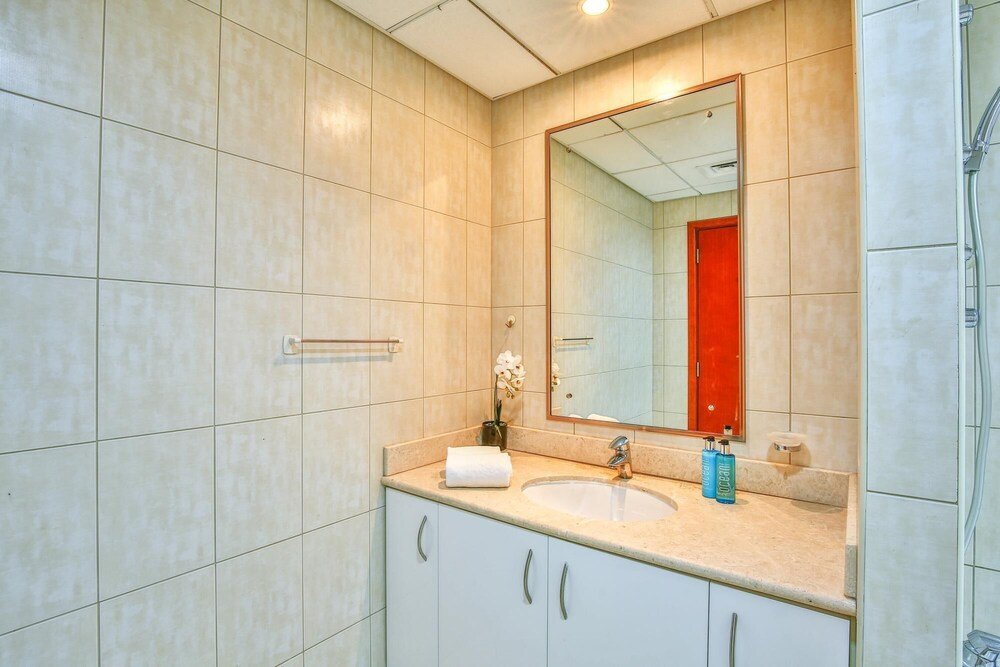 Дубай: 1 BR w Pool Motor-sport Themed apt
