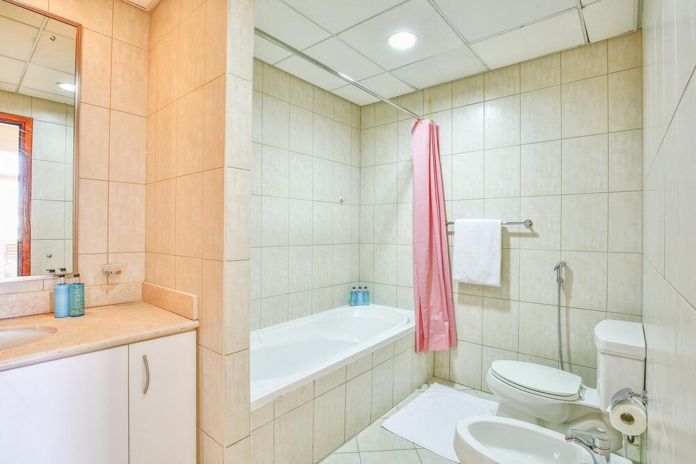 Дубай: 1 BR w Pool Motor-sport Themed apt