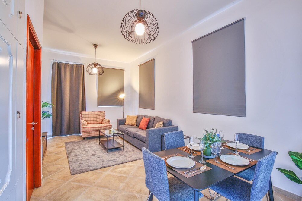 Дубай: 1 BR w Pool Motor-sport Themed apt