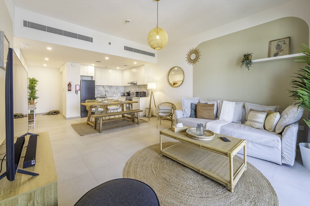 Дубай: Monty - Beach Life Boho 1BR with Burj Al Arab View