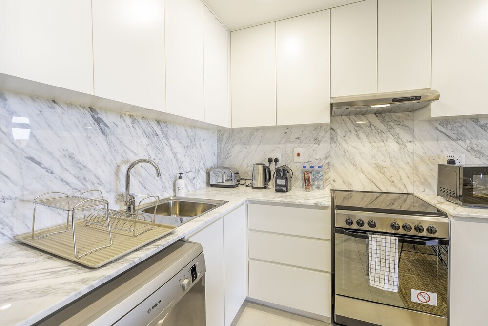 Дубай: Monty - Beach Life Boho 1BR with Burj Al Arab View
