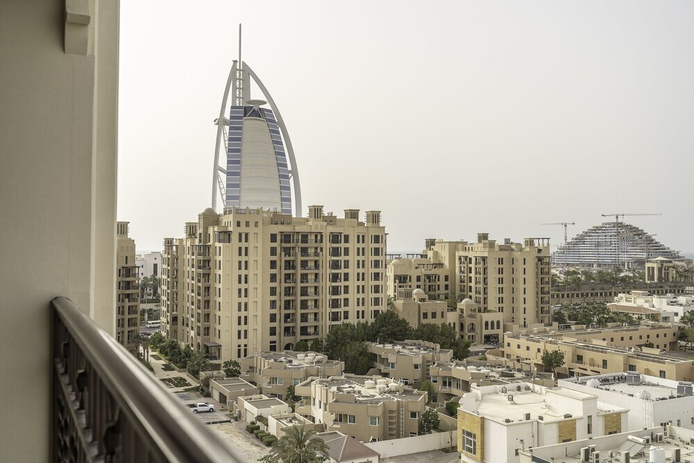 Дубай: Monty - Beach Life Boho 1BR with Burj Al Arab View