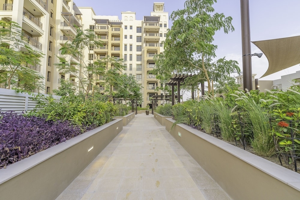 Дубай: Monty - Beach Life Boho 1BR with Burj Al Arab View