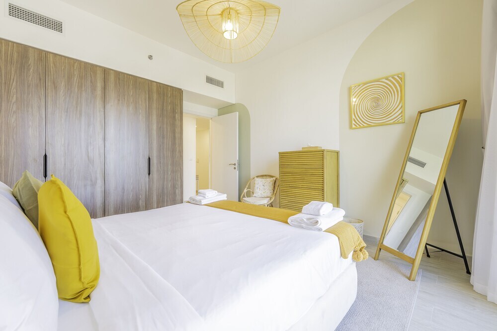 Дубай: Monty - Beach Life Boho 1BR with Burj Al Arab View