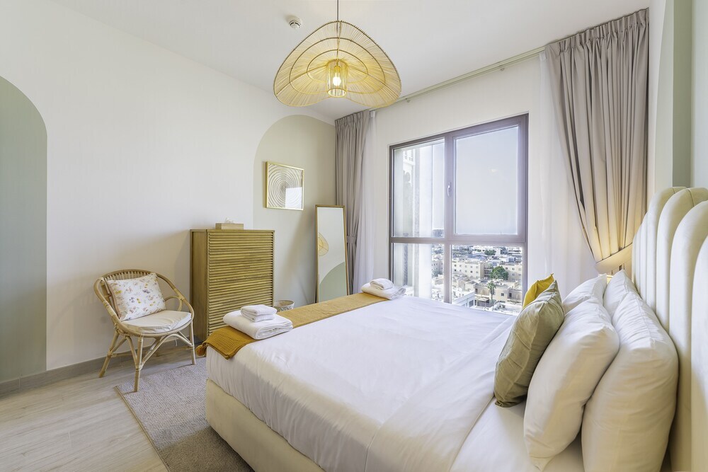 Дубай: Monty - Beach Life Boho 1BR with Burj Al Arab View