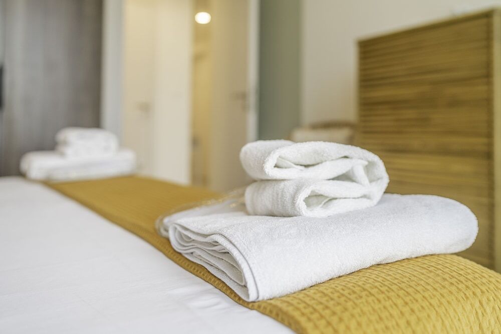 Дубай: Monty - Beach Life Boho 1BR with Burj Al Arab View