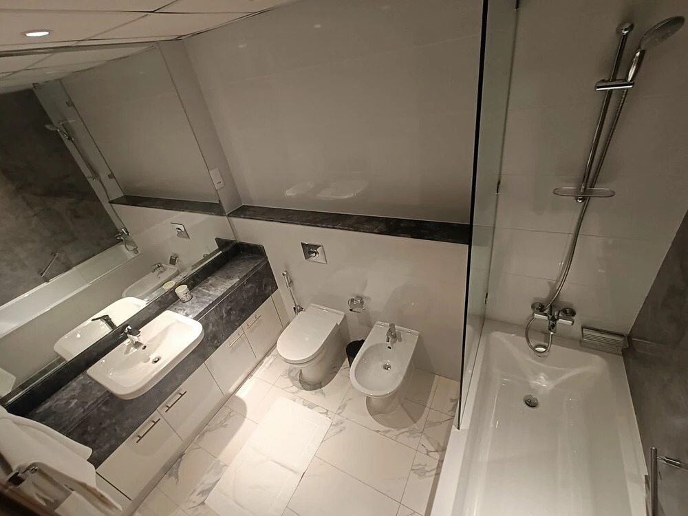 Дубай: Whitesage - Fabulous Canal Views from This Waterfront Luxe Apt