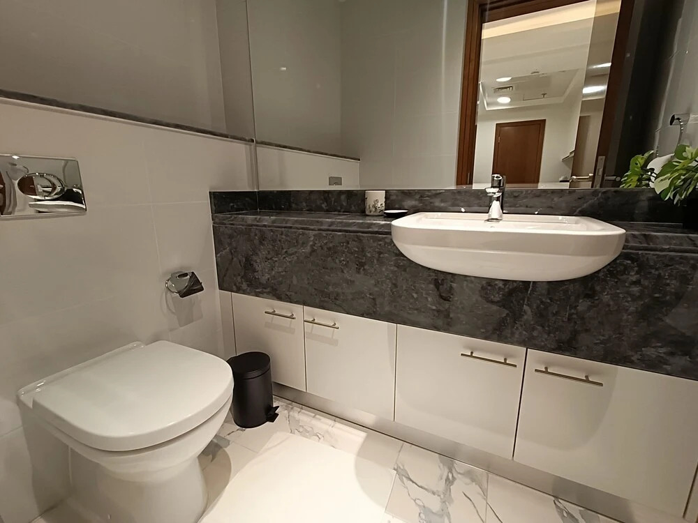 Дубай: Whitesage - Fabulous Canal Views from This Waterfront Luxe Apt