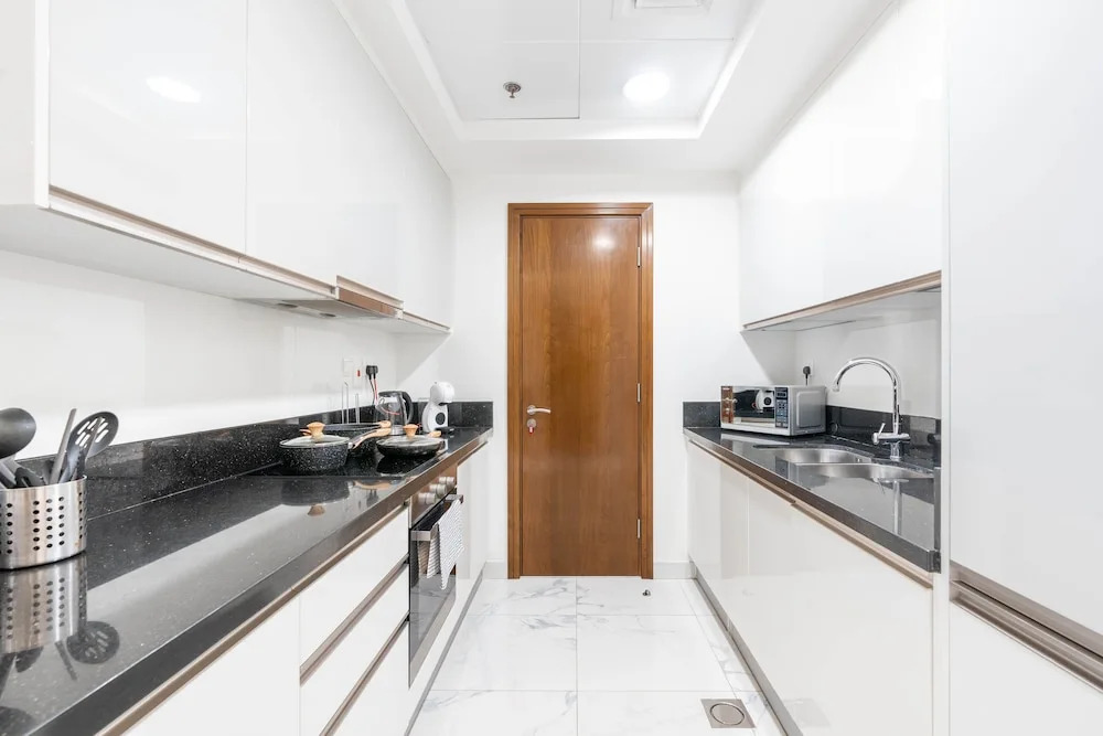 Дубай: Whitesage - Fabulous Canal Views from This Waterfront Luxe Apt