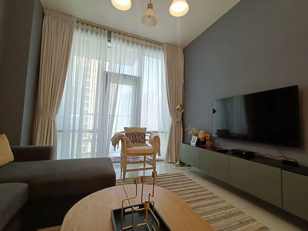 Дубай: Whitesage - Fabulous Canal Views from This Waterfront Luxe Apt