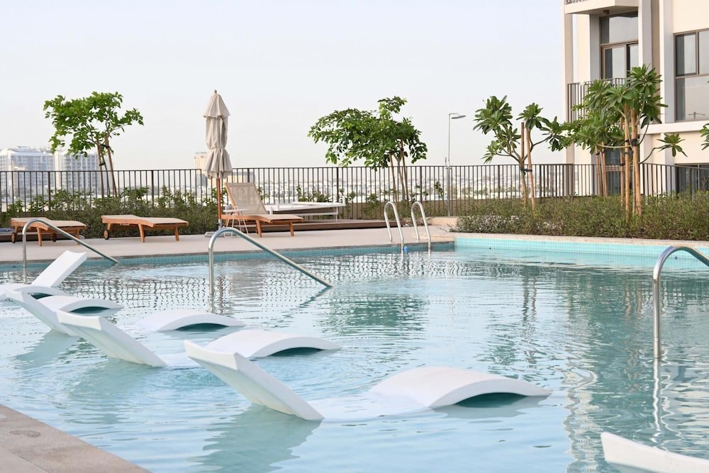 Дубай: Modern Boho 1BR Sleeps4 Balcony Pool Gym Dxbhills