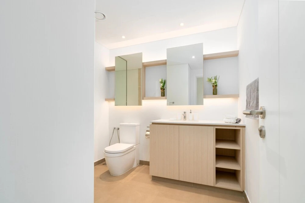 Дубай: Whitesage - Stylish Retreat in JVC with Designer Swimming Pool
