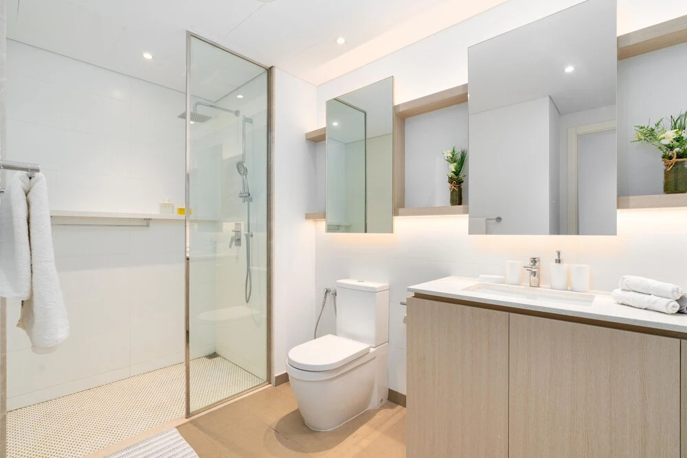 Дубай: Whitesage - Stylish Retreat in JVC with Designer Swimming Pool