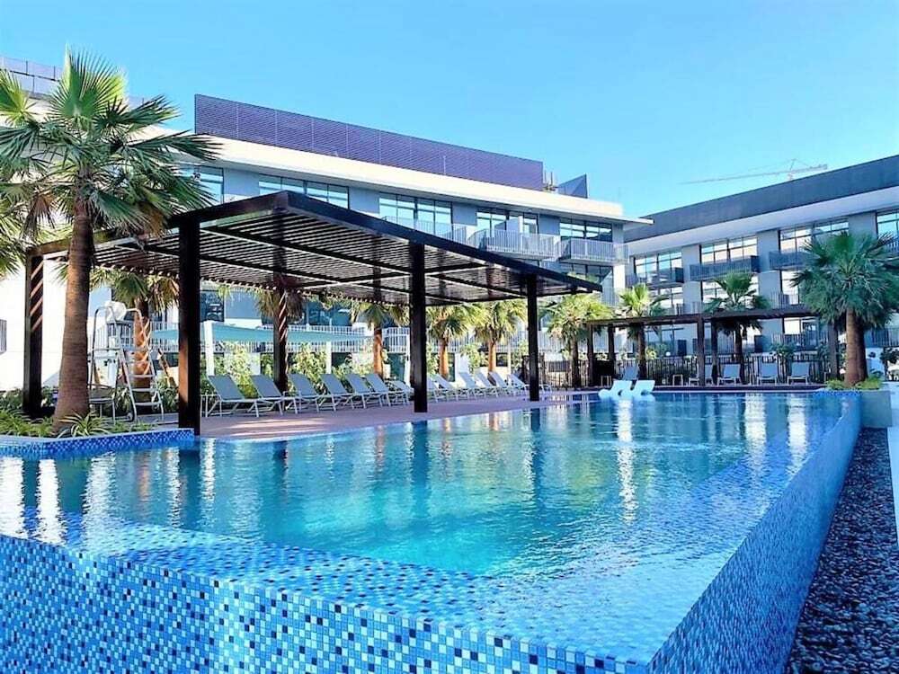 Дубай: Whitesage - Stylish Retreat in JVC with Designer Swimming Pool