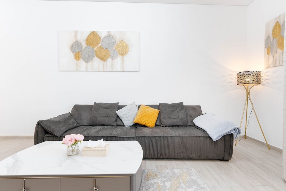 Дубай: Whitesage - Stylish Retreat in JVC with Designer Swimming Pool
