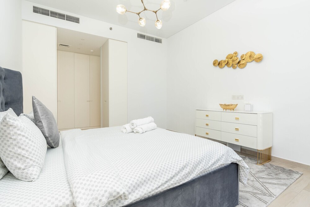 Дубай: Whitesage - Stylish Retreat in JVC with Designer Swimming Pool