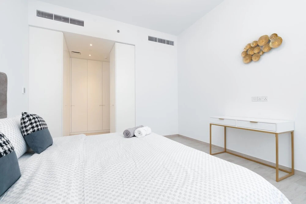 Дубай: Whitesage - Stylish Retreat in JVC with Designer Swimming Pool