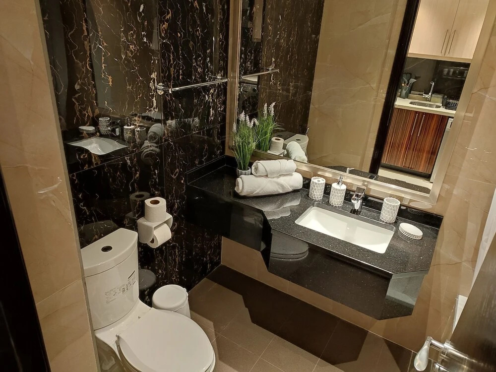 Дубай: Whitesage - Sleek Studio With Canal View Near Metro