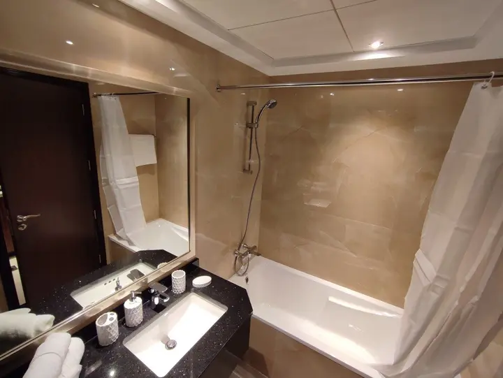 Дубай: Whitesage - Sleek Studio With Canal View Near Metro